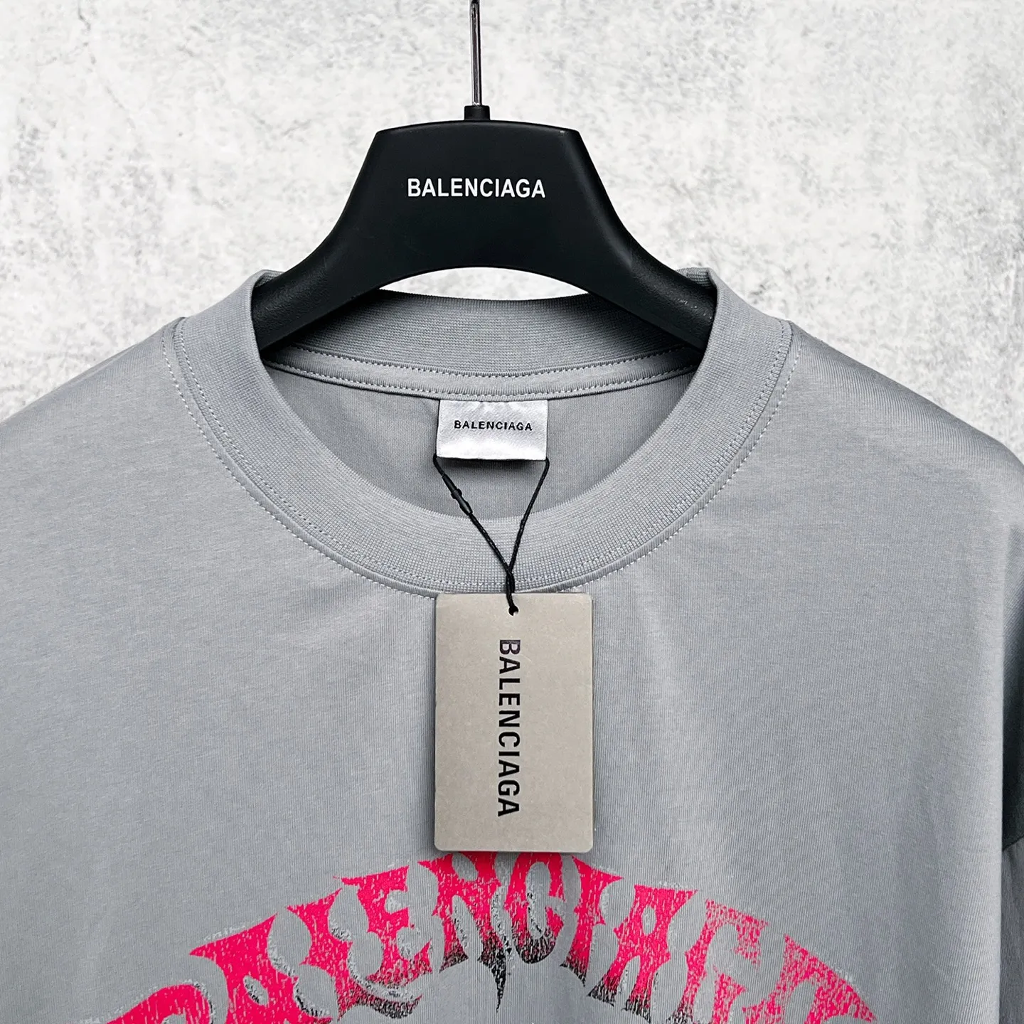 【 . Quality】BALENCI*GA/ .SS 26 New Arrival 。 T 。 . Authentic 。 ！ ZP 。 260 ， . ， ， 。 。 ， 。 OS . Same Style ：BL 263781 ：Black White Pink Gray Size：XS S M L
